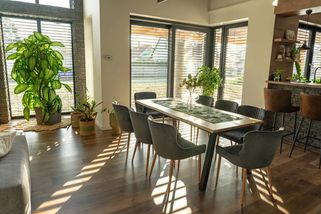 Češi dávají sbohem klasickým žaluziím: Tento nový typ stínění v létě chrání před vedrem, v zimě před chladem - EnergoZrouti.cz